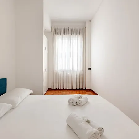 Spacious With Three Bedroom And Large Kitchen Apartment Mailand