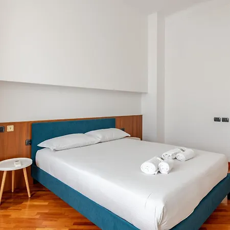 Spacious With Three Bedroom And Large Kitchen Apartment Mailand