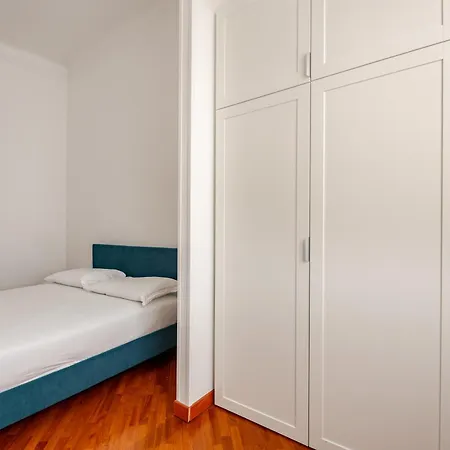 Apartment Spacious With Three Bedroom And Large Kitchen