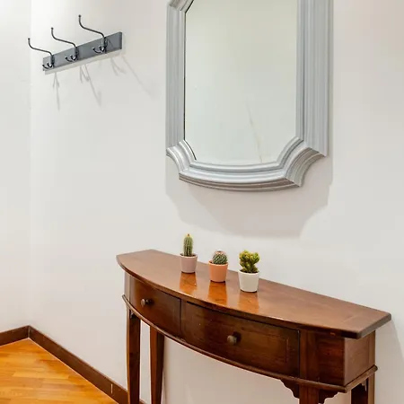 Spacious With Three Bedroom And Large Kitchen Apartment *