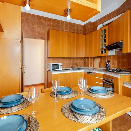 Spacious With Three Bedroom And Large Kitchen Mailand