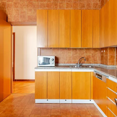 Apartment Spacious With Three Bedroom And Large Kitchen *