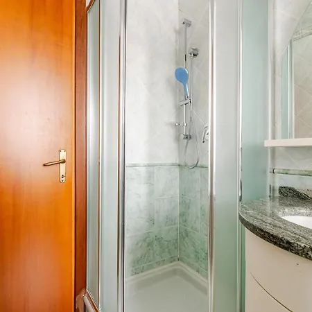 Spacious With Three Bedroom And Large Kitchen *